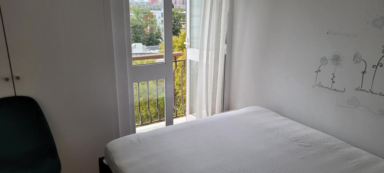 Comfy Room Near Metro & Airport Lisbon Luaran gambar